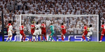 2-1. Saque de esquina de Luka Modrik, Alexander Nübel falla en la salida y el central alemán remata de cabeza para meter el balón dentro de la portería de su exequipo.