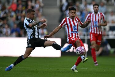 Kieran Trippier y Thiago Almada disputan la posesión del esférico.