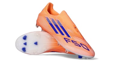 Regala fútbol: la camiseta del Real Madrid con un 20% de descuento lidera el desfile de rebajas de hasta el 60% en botas, sudaderas y zapatillas de Fútbol Emotion