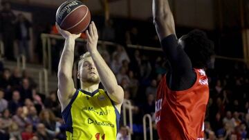 Gabe Olaseni trata de defender a Jaka Blazic durante el partido entre el Montakit Fuenlabrada y el MoraBanc Andorra.