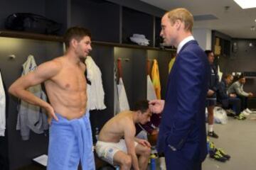 Steven Gerrard junto al Príncipe Guillermo en los vesturario de Wembley tras un partido amistooso ante Perú en 2014.