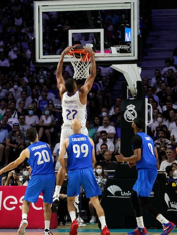 Edy Tavares destroza el aro del Barça.
 
  
