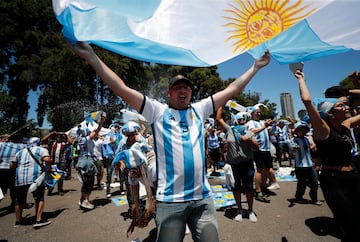 Aficionados argentinos celebran el gol de Ángel di María, que puso el 2-0 en el marcador.