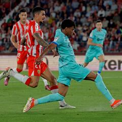 César Montes y el Almería se hunden en LaLiga frente al Barcelona