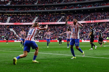 Los futbolistas del Atlético felicitan a Marcos Llorente, tras su gran jugada que acabó en el gol en propia puerta del central mallorquinistas.