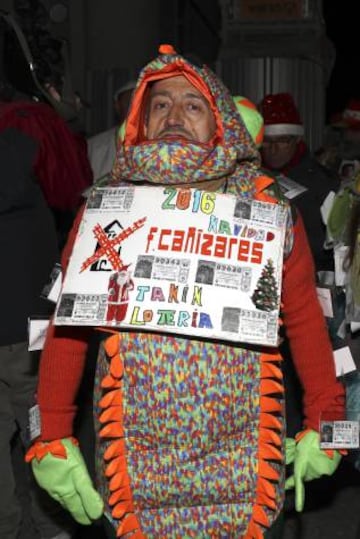 La gente disfrazada a la entrada del Teatro Real es ya una parte más de la tradición del Gordo de Navidad.