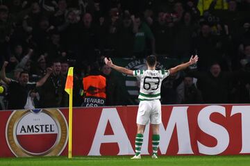 Kieran Tierney abrió el marcador en el Celtic Park el Lepzig.