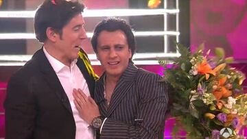 Blas Cantó abrazado a Manel Fuentes al proclamarse ganador de la quinta edición de Tu cara me suena, imponiéndose con el 55% de los votos a Rosa López y a Lorena Gómez.