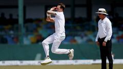 FILE PHOTO: Cricket - Sri Lanka v South Africa -Second Test Match - Colombo, Sri Lanka - July 22, 2018 - South Africa&#039;s Dale Steyn (L) bowls next to umpire Rod Tucker. REUTERS/Dinuka Liyanawatte/File Photo