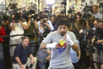 El boxeador filipino y campeón mundial en ocho divisiones Manny Pacquiao entrena frente periodistas, en el club de boxeo Wild Card, en Hollywood, California (EE.UU.). Pacquiao se enfrentará a Floyd Mayweather Jr. en una pelea por el título mundial unificado peso welter, en Las Vegas, el próximo 2 de mayo.