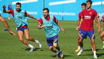 Messi, en el entrenamiento de ayer en la Ciutat Esportiva con Piqu&eacute; por detr&aacute;s.