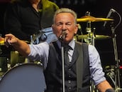 El cantante Bruce Springsteen actúa durante su concierto en el Reale Arena, a 21 de junio de 2025, en San Sebastián, Guipúzcoa, País Vasco (España). Es la primera de las dos únicas fechas del artista en España en 2025 (la segunda será el martes 24 de junio, también en el Reale Arena), dentro de la gira europea Land of Hope and Dreams junto a la E Street Band. Bruce Springsteen, apodado The Boss, es uno de los músicos y compositores más influyentes de la historia del rock. Es conocido por su trabajo con la E Street Band, su grupo de acompañamiento desde 1972, y por ser un pionero del heartland rock, un estilo que combina el rock clásico con letras poéticas y socialmente comprometidas que reflejan la vida de la clase trabajadora estadounidense.
21 JUNIO 2025;BOSS;BRUCE SPRINGSTEEN;CONCIERTO;MÚSICO;MÚSICA;CONCIERTO;ACTUACIÓN;EUSKADI;REALE ARENA;
Unanue / Europa Press
21/06/2025