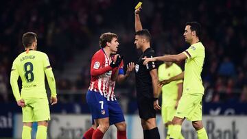 Griezmann le protesta a Gil Manzano la tarjeta que le muestra por una entrada a Vidal.