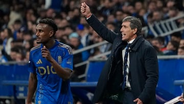 OVIEDO, 28/02/2026.- El técnico uruguayo del Oviedo Guillermo Almada durante el partido de LaLiga de fútbol que Real Oviedo y Atlético de Madrid disputan este sábado en el estadio Carlos Tartiere. EFE/Paco Paredes