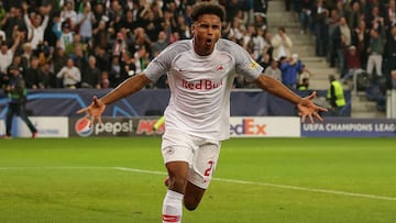 El jugador del Salzburgo Karim Adeyemi celebra un gol durante un partido de Champions League.