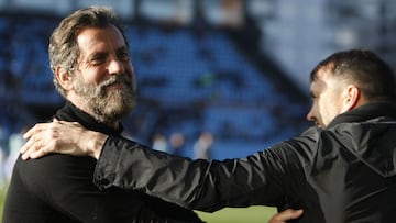 Quique S&aacute;nchez Flores saluda a Coudet antes del &uacute;ltimo partido de liga entre el Celta y el Getafe.