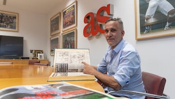 Diego Griffa señala un reportaje de AS en el que sale de niño con su padre, Jorge, y sy familia.