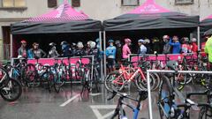 Los corredores del pelot&oacute;n del Giro de Italia, en la salida de la decimonovena etapa en Morbegno.