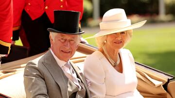 Esta semana se celebra en Ascot, al sur de Inglaterra, la tradicional y pintoresca carrera de caballos con la presencia de la realeza británica. En la imagen, el príncipe Carlos y Camila, duquesa de Cornualles.  
