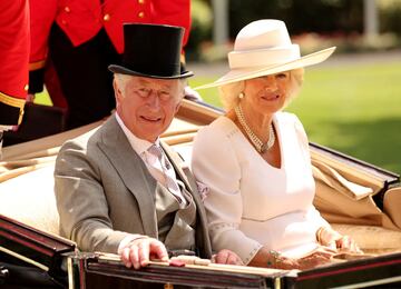 Esta semana se celebra en Ascot, al sur de Inglaterra, la tradicional y pintoresca carrera de caballos con la presencia de la realeza británica. En la imagen, el príncipe Carlos y Camila, duquesa de Cornualles.  