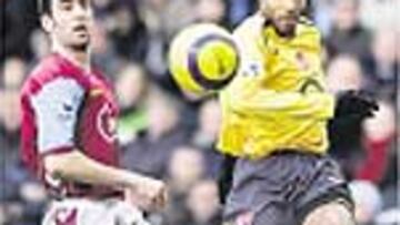 <b>MUY LEJOS.</b> Los Gunners están demasiado lejos de la cabeza de la tabla.