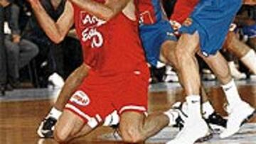 <B>IMAGEN ENGAÑOSA.</B> Carlos Jiménez y Estudiantes nunca hincaron la rodilla en el Palau Blaugrana y obligaron al Barcelona a realizar un gran esfuerzo para adjudicarse el triunfo, con Navarro y Bodiroga de estandartes.