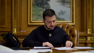 Ukraine's President Volodymyr Zelenskiy attends a phone call with Britain's Prime Minister Rishi Sunak, amid Russia's attack on Ukraine, in Kyiv, Ukraine January 14, 2023. Ukrainian Presidential Press Service/Handout via REUTERS ATTENTION EDITORS - THIS IMAGE HAS BEEN SUPPLIED BY A THIRD PARTY. MANDATORY CREDIT.