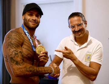 Marcell Jacobs, posa con su medalla de oro de Tokio y su quiropráctico, el francés Renaud Xavier Dejean.