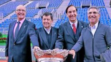 <b>REUNIDOS. </b>Gimeno, Arilla, Gisbert y Orantes, con la Davis.