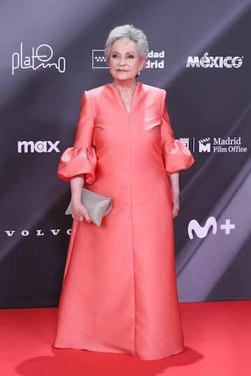 Adriana Barraza posa en la alfombra roja.