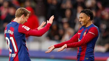 BARCELONA, 24/02/2024.- El centrocampista neerlandés del Barcelona, Frenkie de Jong (i) celebra el tercer gol de su equipo durante el partido de LaLiga entre el Barcelona y el Getafe, este sábado en el estadio de Montjuich, en Barcelona. EFE/ Alberto Estévez