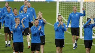 Los jugadores del Viktoria Plzen, durante su entrenamiento en el Bernab&eacute;u.