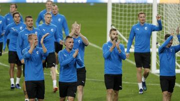 Los jugadores del Viktoria Plzen, durante su entrenamiento en el Bernab&eacute;u.