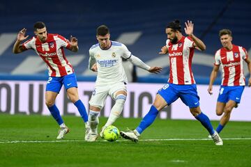 Luka Jovic con Mario Hermoso y Felipe.