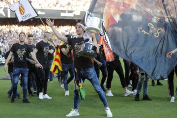 Valencia streets packed as fans celebrate with Copa del Rey winning team