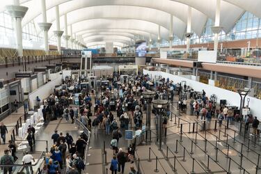 Su mayor atractivo es su aspecto exterior. Su arquitecto, Curtis Frentiss, logró mediante el uso de carpas de teflón que este lugar se alejase de la idea convencional de cómo debe ser un aeropuerto.