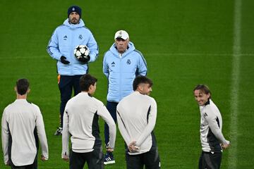 Ancelotti dirige la sesión de entrenamiento del Real Madrid en Anfield.