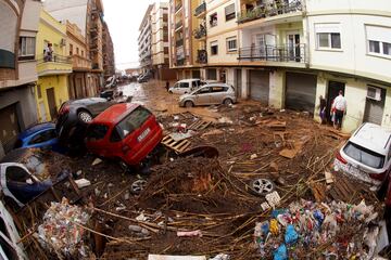 Fotografía de vehículos amontonados luego de ser arrastrados por las inundaciones en Valencia, España.