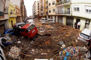 Fotografía de vehículos amontonados luego de ser arrastrados por las inundaciones en Valencia, España.