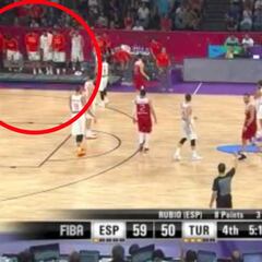 ¡La locura! ¡España se carga la valla de publicidad tras un triple!