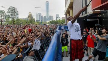Kobe Bryant se hace un 'selfie' en Guangzhou.
