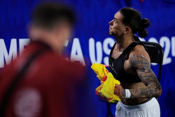 Al final del encuentro entre la selección uruguaya y la selección colombiano se produjeron unos hechos inadmisibles. Jugadores uruguayos se pelearon con aficionados colombianos que se situaban en la grada. Se prevén sanciones ejemplares por parte de Conmebol e incluso involucrando a la FIFA.