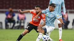 AMDEP1801. QUITO (ECUADOR), 23/02/2023.- Mauro Díaz (d) de Católica disputa un balón con Daniel Giraldo de Millonarios hoy, en un partido de la Copa Libertadores entre Universidad Católica y Millonarios en el estadio Rodrigo Paz Delgado en Quito (Ecuador). EFE/ José Jácome
