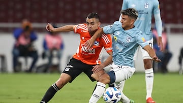 AMDEP1801. QUITO (ECUADOR), 23/02/2023.- Mauro Díaz (d) de Católica disputa un balón con Daniel Giraldo de Millonarios hoy, en un partido de la Copa Libertadores entre Universidad Católica y Millonarios en el estadio Rodrigo Paz Delgado en Quito (Ecuador). EFE/ José Jácome
