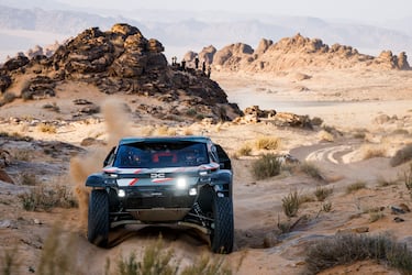Nasser Al-Attiyah y Fabian Lurquin del equipo The Dacia Sandriders durante la quinta etapa. 