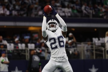 DaRon Bland of the Dallas Cowboys warming up.