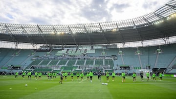 Los jugadores del Betis, en el escenario de la final.