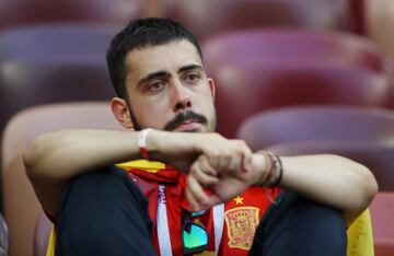 España-Rusia (1-1), 3-4 en los penaltis. Un aficionado español desolado tras la eliminación desde los 11 metros en los octavos de final.