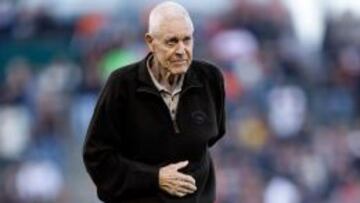 Lon Simmons, narrador histórico de los 49ers, falleció con 91 años.