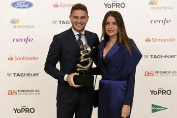 Joaquín y su esposa Susana, con el premio de As.